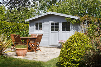 Ein Sauna-Haus steht im Garten und lädt zum saunen ein.