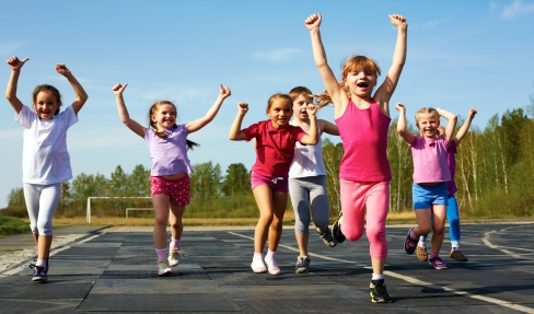 Kinder in Sportbekleidung am spielen.
