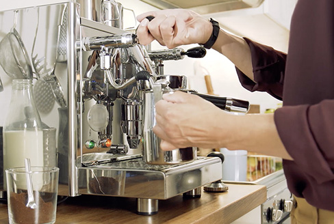 Milch wird aufgeschäumt