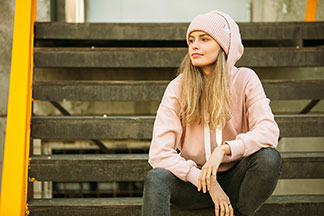 Lässig cooler Street-Style mit einem Hoodie, Mütze, Jeans und Sneaker.