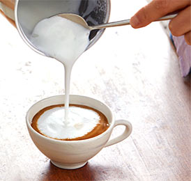 Milchschaum eingießen