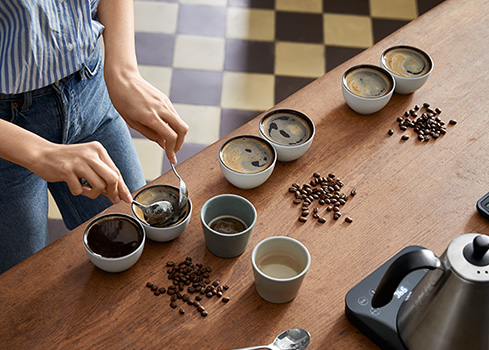 Kaffeekrümel abschöpfen