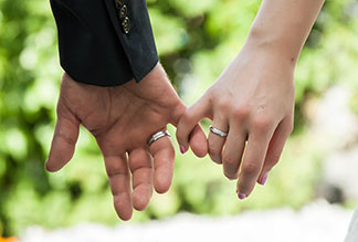 Je nachdem auf welchem Finger Sie einen Ring tragen, kann er eine bestimmte Bedeutung haben.