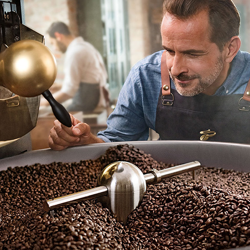Röstmeister begutachtet Kaffeebohnen