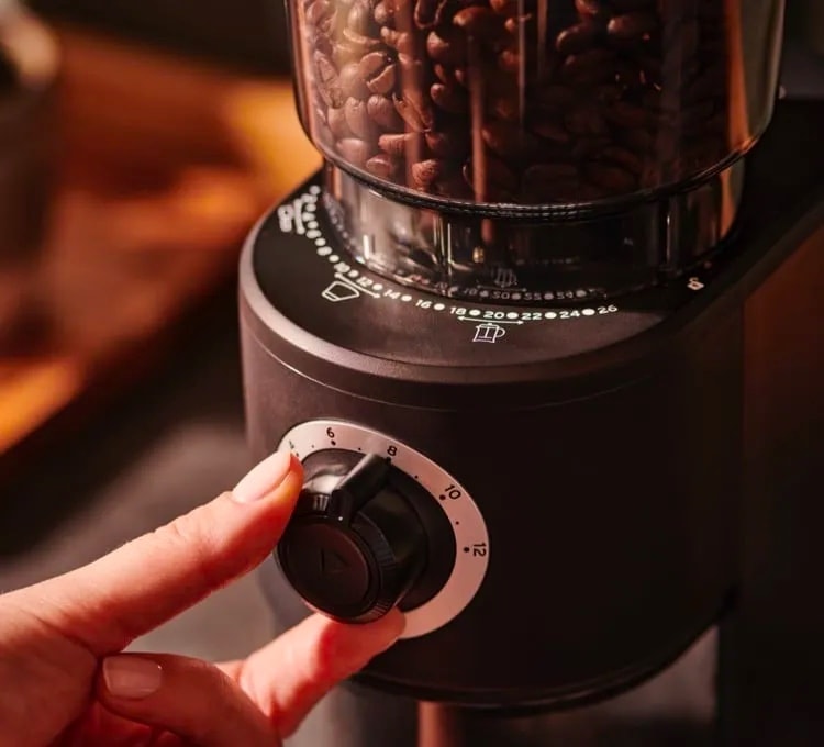 Elektrische und manuelle Kaffeemühen von Tchibo auf einer Küchentheke