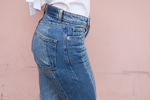 High-Waist-Jeans liegen voll im Trend und betonen die Körpermitte.
