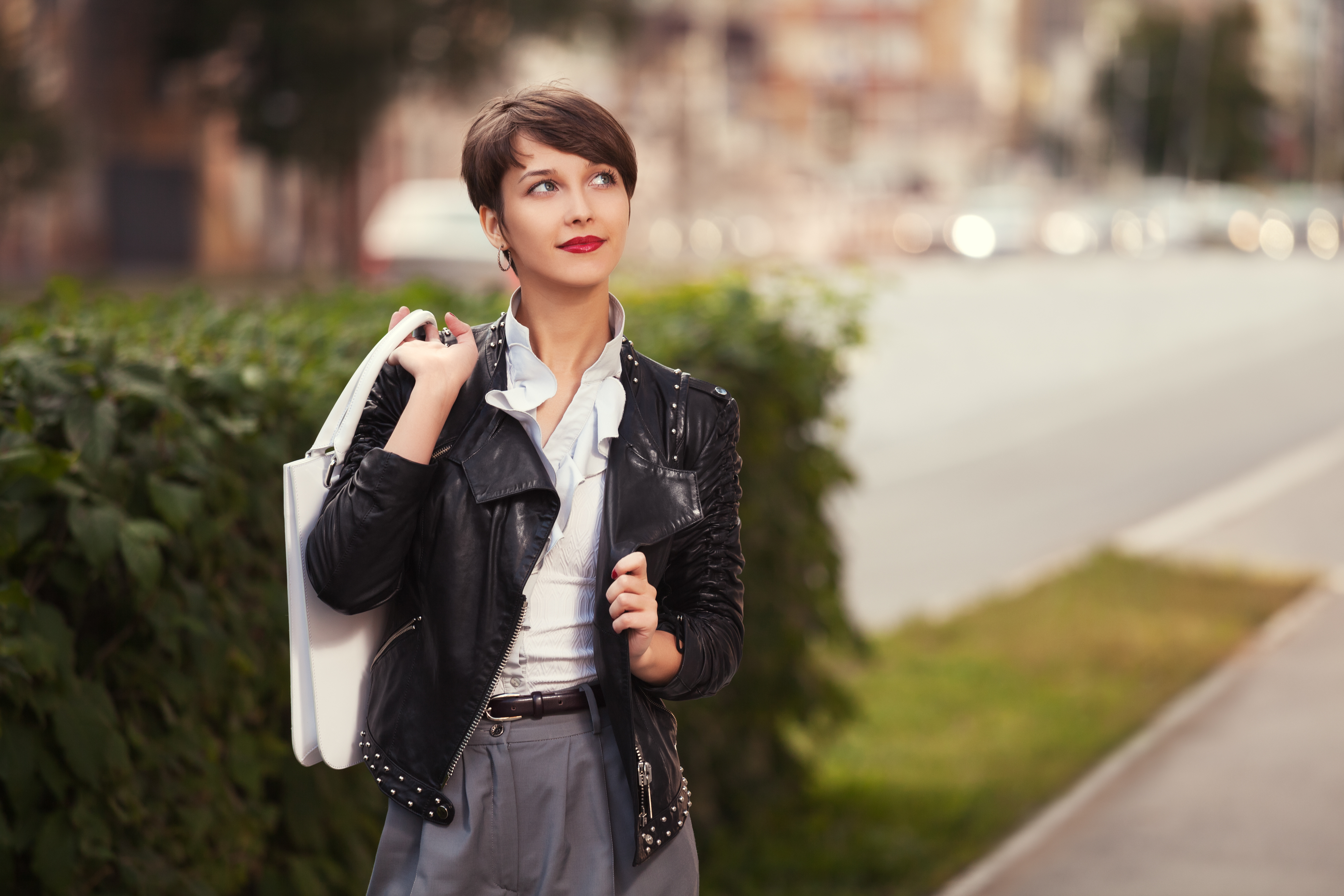 Klassische Kombi: weiße Bluse mit schwarzer Lederjacke.
