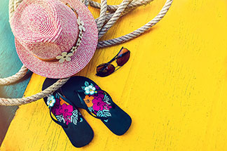 Zehentrenner in verschiedenen Designs gehören zu den beliebtesten Sommerschuhen für die Freizeit.
