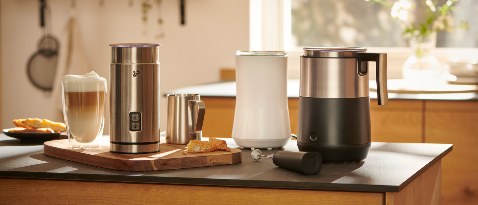 verschiedene ;Milchaufschäumer neben Kaffeeglas','Enter picture alt'}