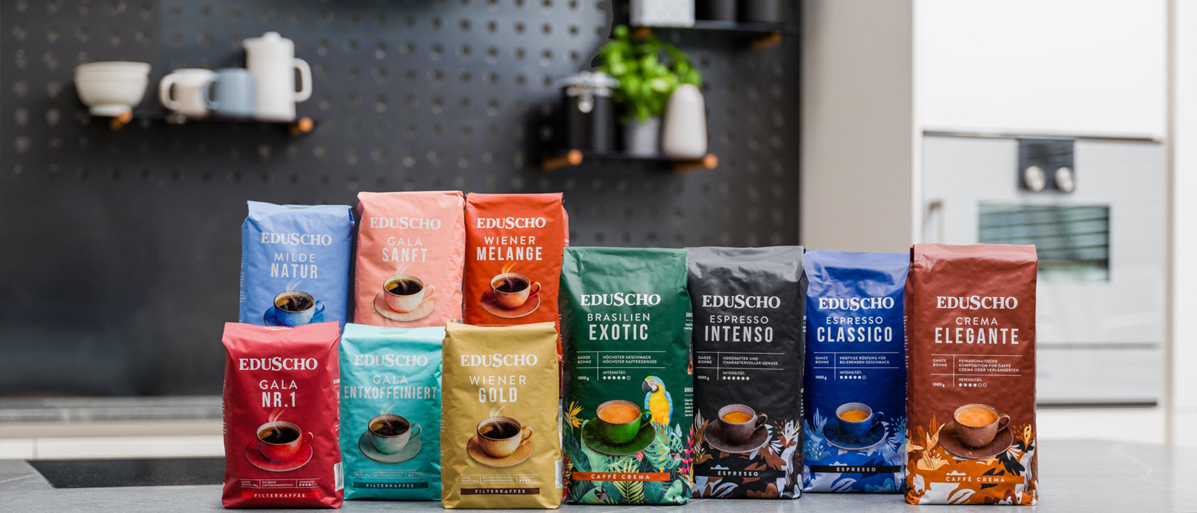Verschiedene Kaffeemaschinen, Milchkännchen und Tassen auf einer Küchenablage
