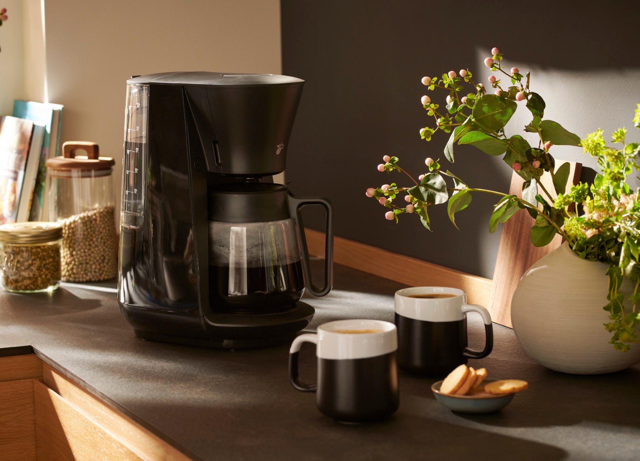 Eine Filterkaffeemaschine steht auf einem Küchentresen