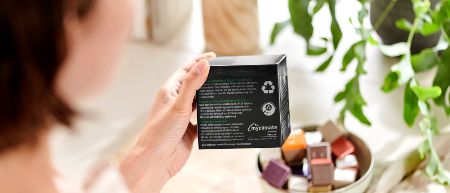 Eine Frau hält eine Qbo Kapselverpackung in der Hand','Enter picture alt'}