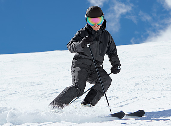 Ein passender Helm ist beim Skifahren wichtig.