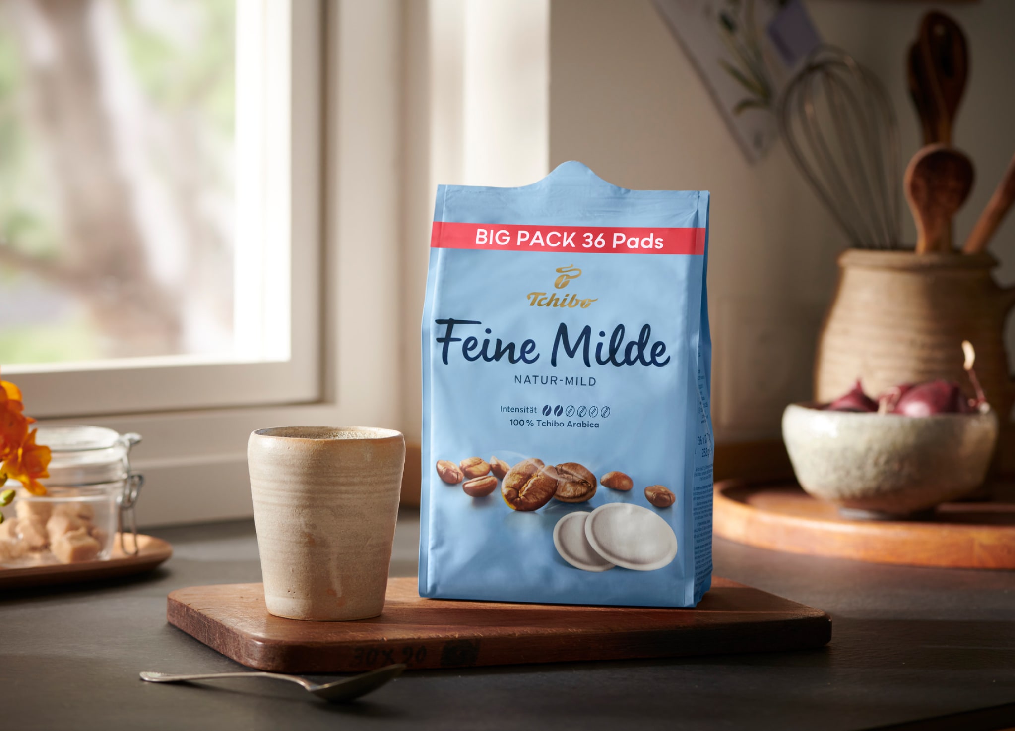 Eine Kaffeepadmaschine steht auf einem Küchentresen