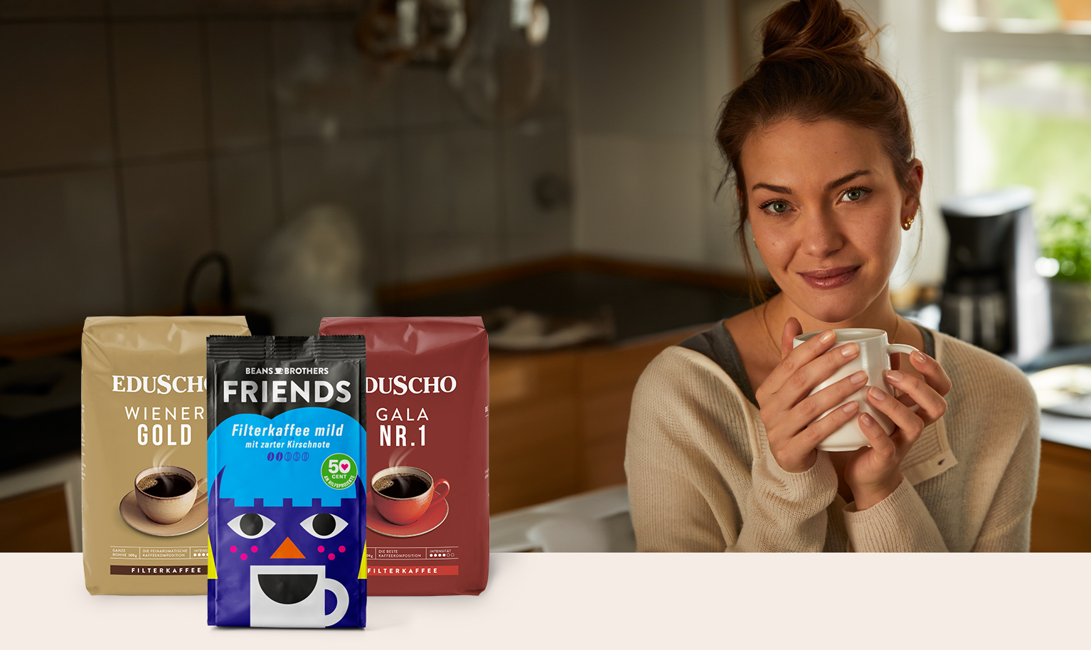Eine Frau trinkt Filterkaffee.
