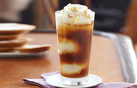 Kaffee-Cocktail mit Walnusseis