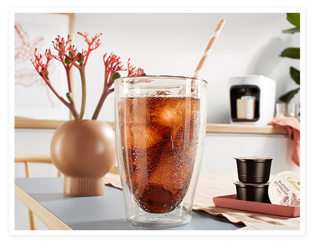 Ein zubereiteter Blonde Americano on Ice angerichtet in einem Latte Macchiato Glas.
