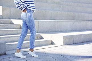 Ein leichtes Shirt oder eine Bluse zu einer Jeans, die perfekte Kombination für den Sommer!