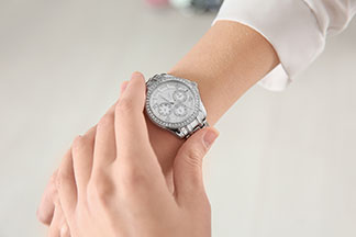 Ein Chronograph ist eine Uhr, die mehr Funktionen enthält, zum Beispiel eine Stoppuhr.