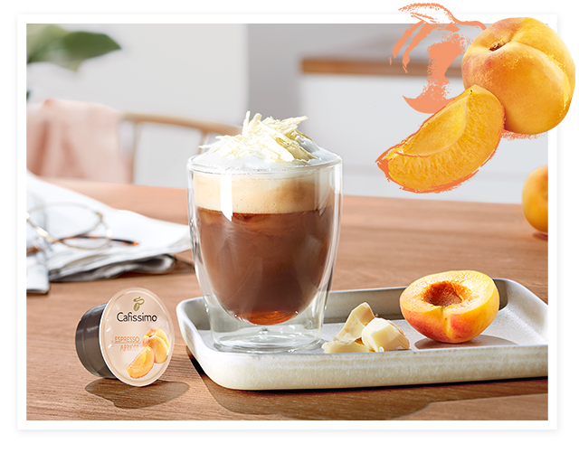 Ein zubereiteter Marillen-Honig Cappuccino im Cappuccino Glas