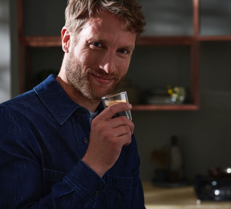 Stimmungsvolles Bild von einem Glas Espressi.