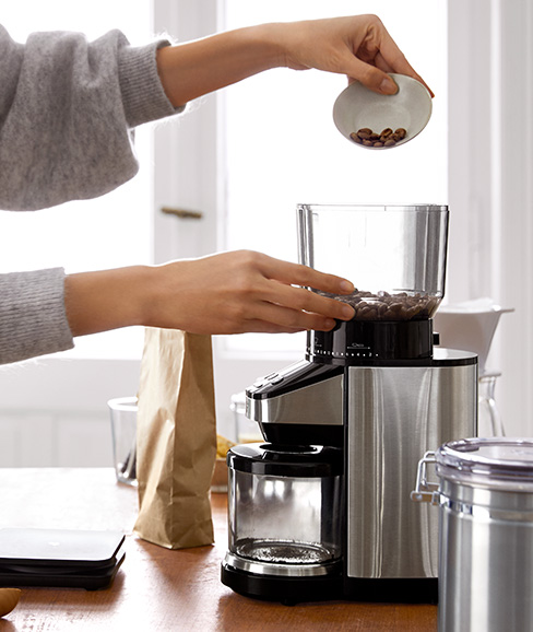 Befüllen der elektrischen Kaffeemühle von Tchibo mit ganzen Bohnen