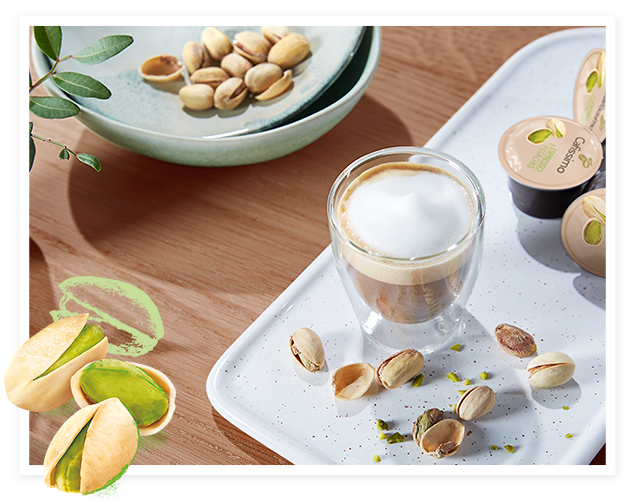 Ein zubereiteter Pistazien Espresso Macchiato im Espresso Glas