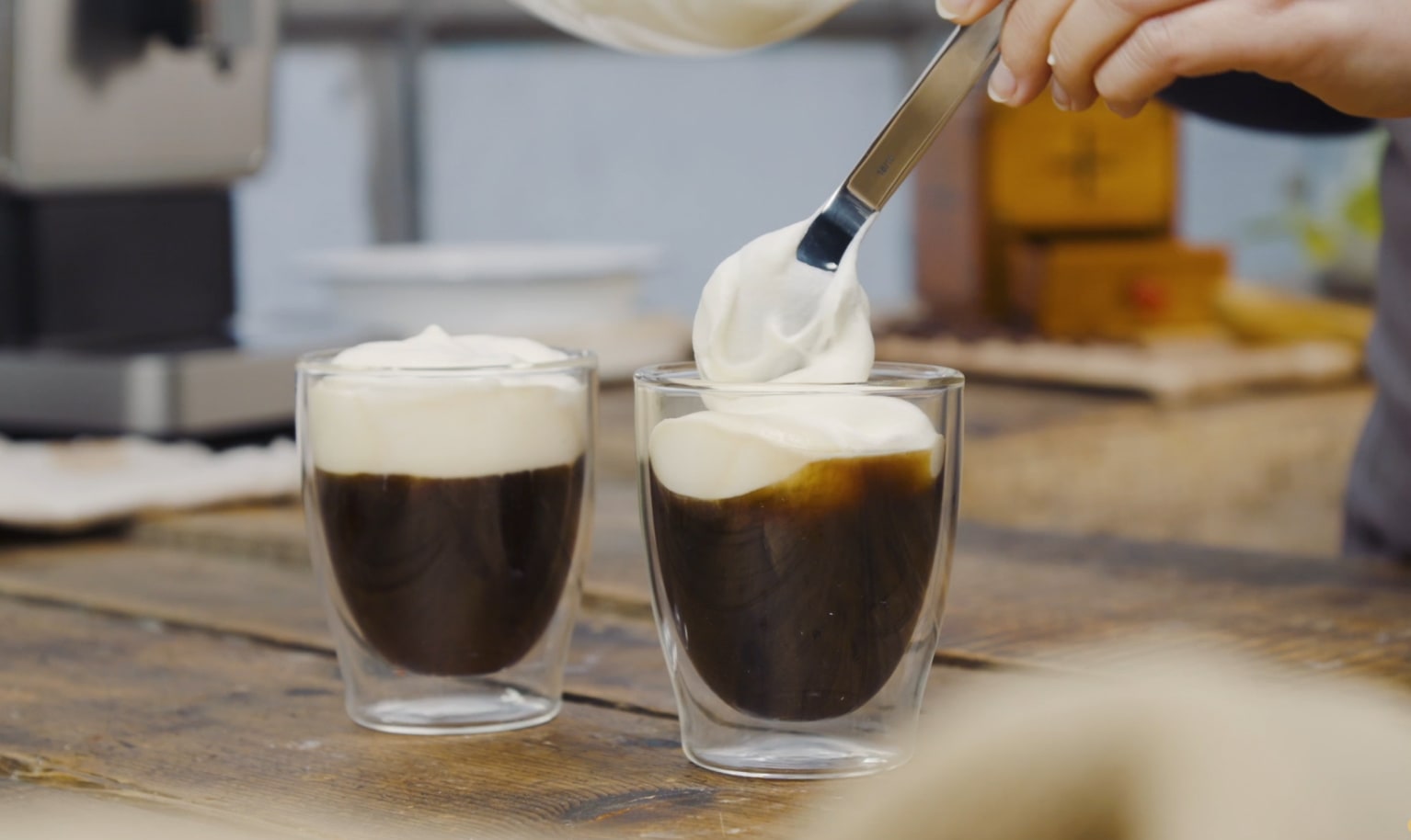 Ein Filterkaffee wird aufgegossen