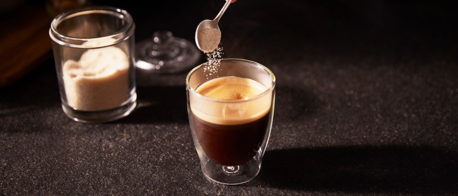 Ein Glas mit Espresso
