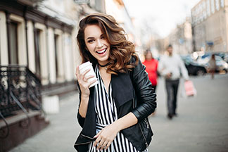 Schlicht und trotzdem schick: Basic-Damen-Shirts in großen Größen.