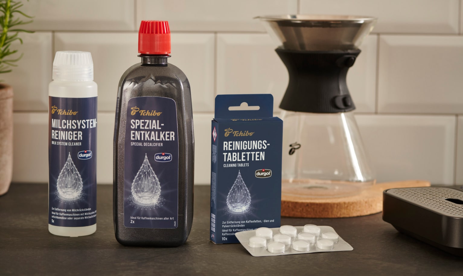 Die Kaffemaschinen Reiniger von Durgol stehen auf einer Küchenzeile.