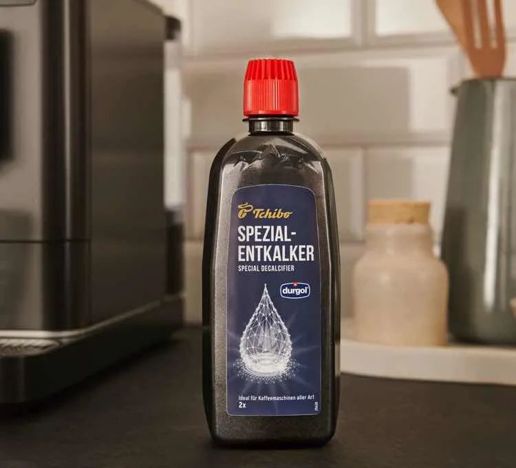 Durgol Entkalker stehen neben einer Kaffeemaschine.