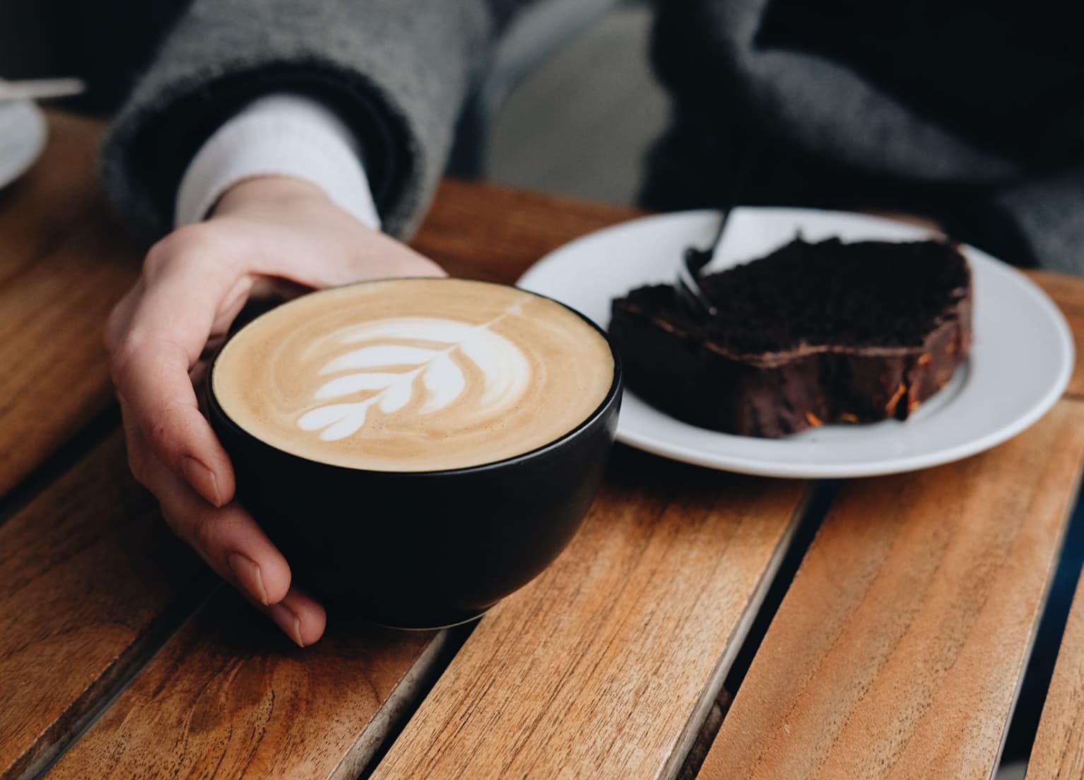 Cappuccino und Schokokuchen