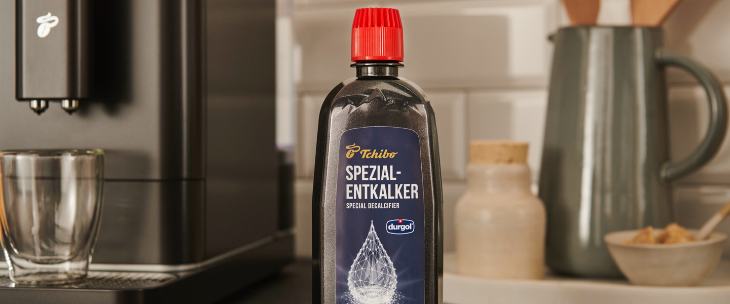Durgol Entkalker steht neben einer Kaffeemaschine.