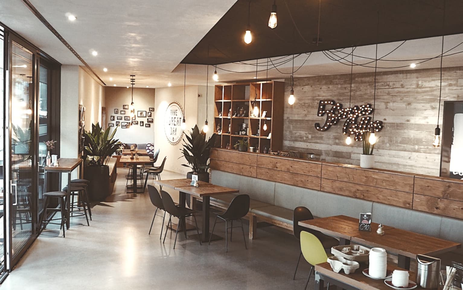 Aufnahme in ein Café der Rösterei 5 Senses