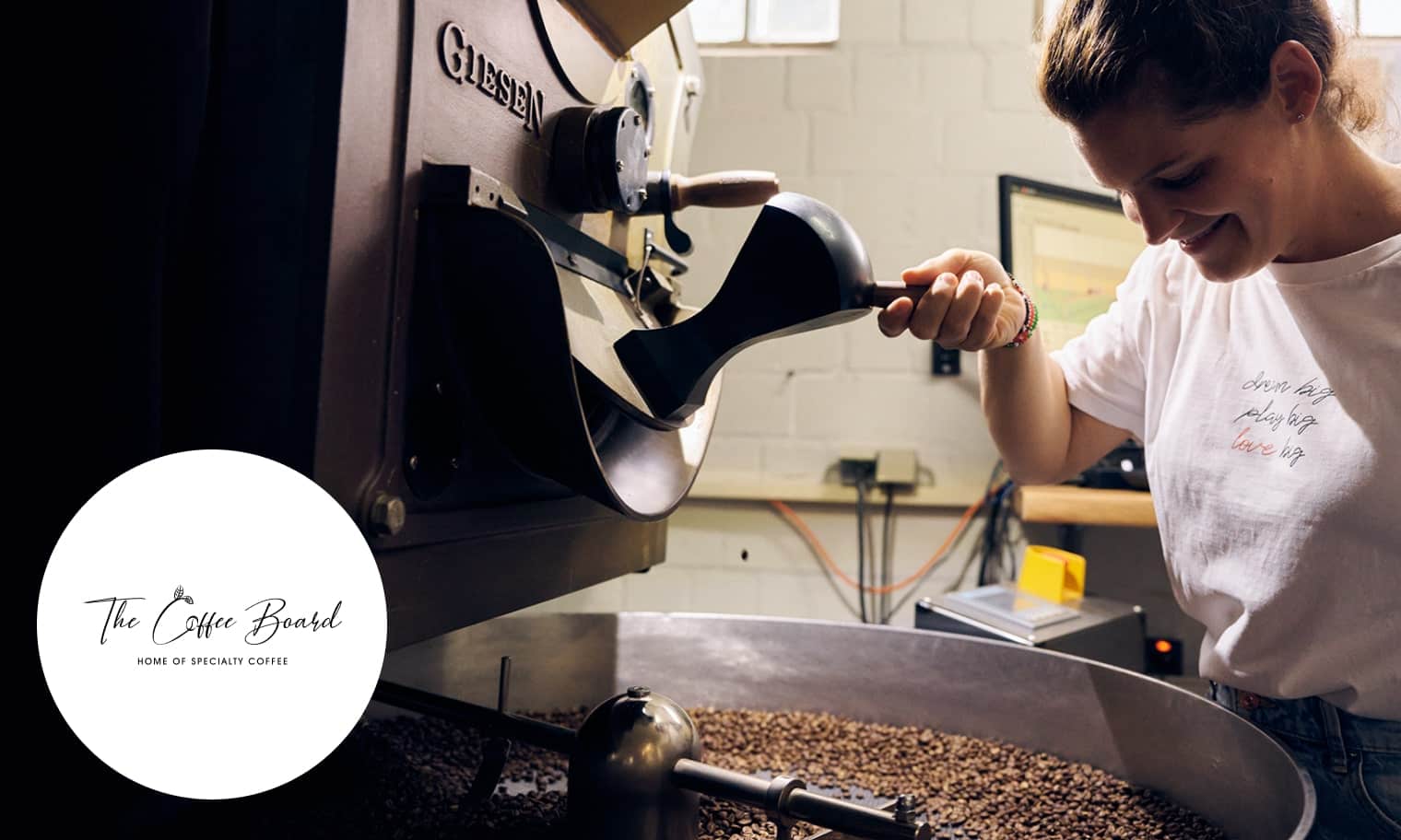 Eine Mitarbeiterin und das Logo von The Coffee Board