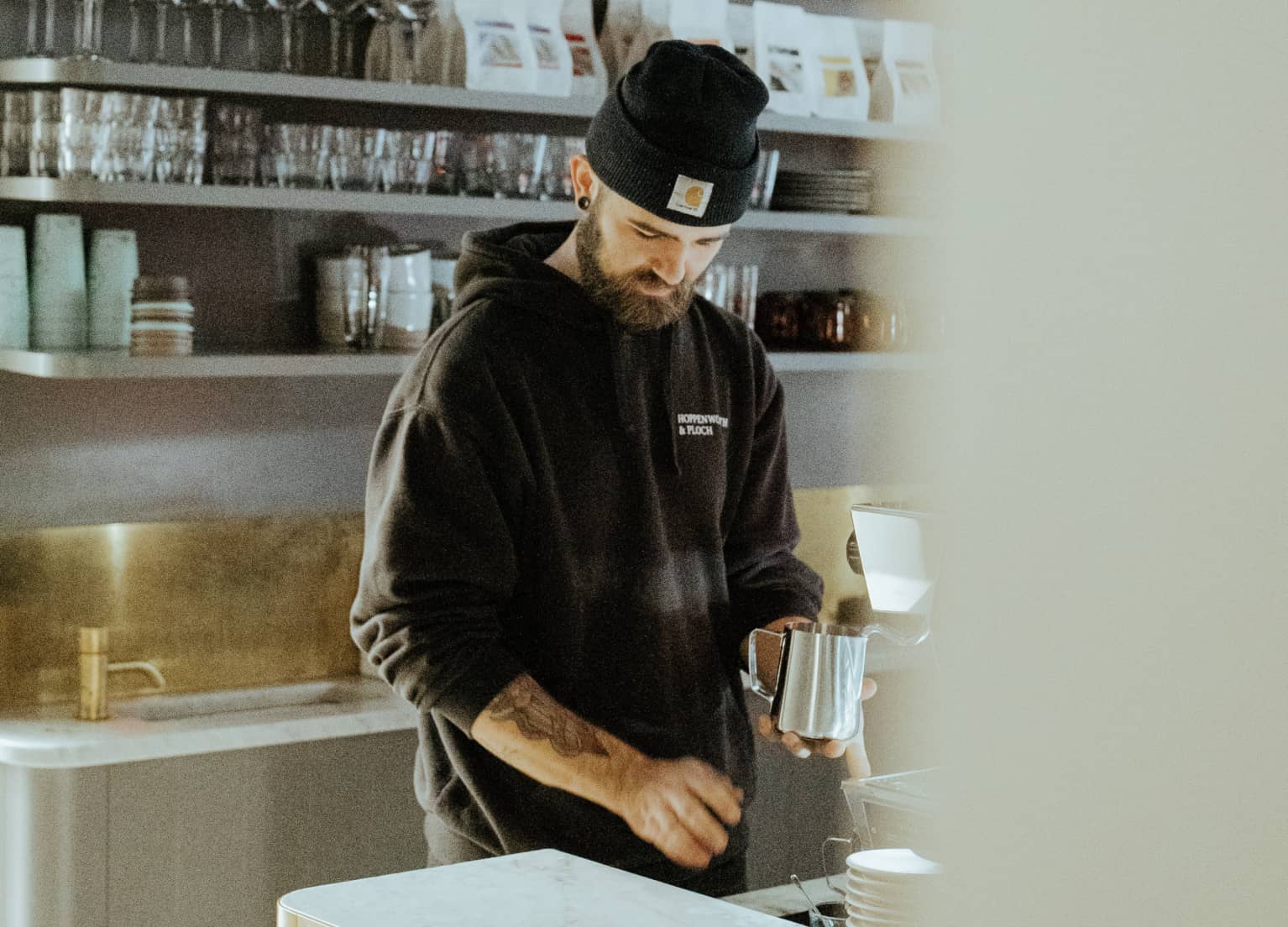 Ein Mitarbeiter der Rösterei Hoppenworth & Ploch brüht einen Kaffee