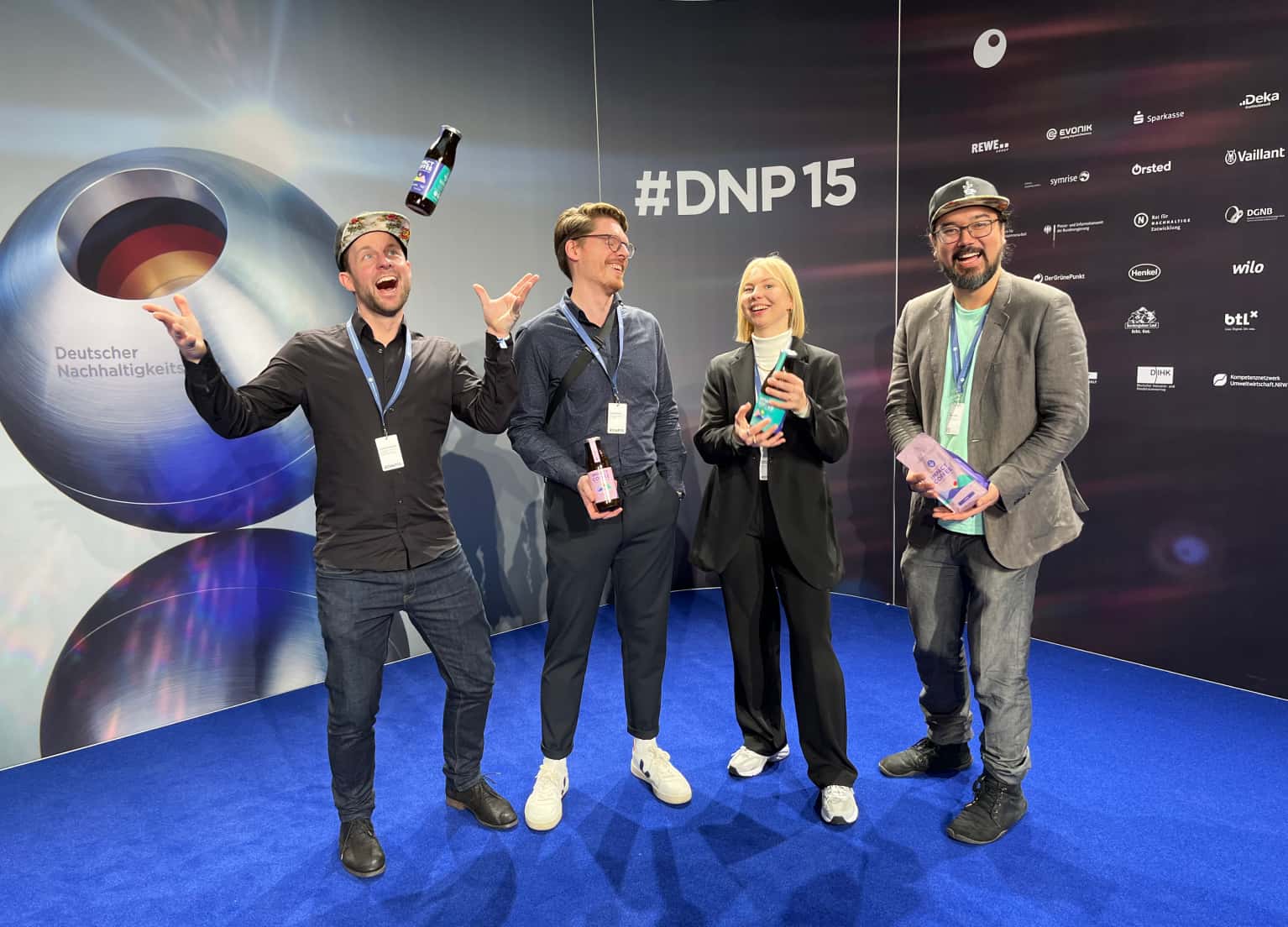Das Team der Rösterei IMPACT COFFEE by Plastic2Beans posiert mit einem Preis