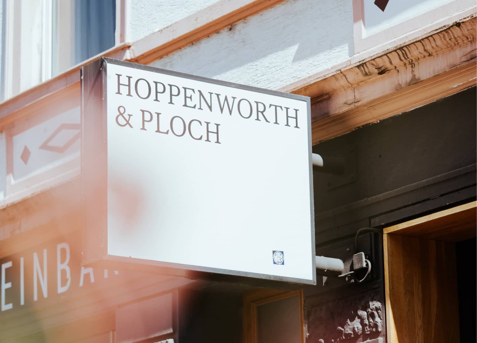 Das Leuchtschild der Rösterei Hoppenworth & Ploch