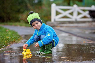 Die Wassersäule zeigt an, wie durchlässig ein Stoff ist. Die Kinder-Regenkleidung von Tchibo hält rund 3.000 mm stand.