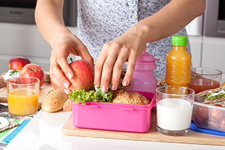 Packen Sie für längere Zugfahrten oder einem Schulausflug gesunde Snacks in die Brotzeitdose Ihres Kindes.