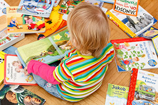Für kleine Kinder sind Geschichten aus dem Alltag geeignet. Ältere Kinder mögen abstrakte Figuren.