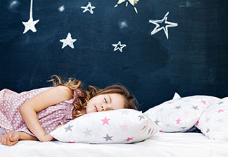 Hier schläft es sich sicher und behütet: Ein Gitterbett für die Kleinsten.