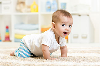 Babyhosen bieten Freiraum für Bewegung und erste Krabbelversuche.