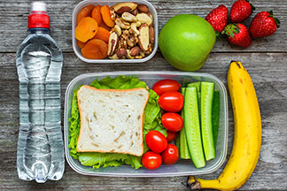 Eine Lunchbox aus Edelstahl oder aus Kunststoff? Beide Materialien haben Vor- und Nachteile
