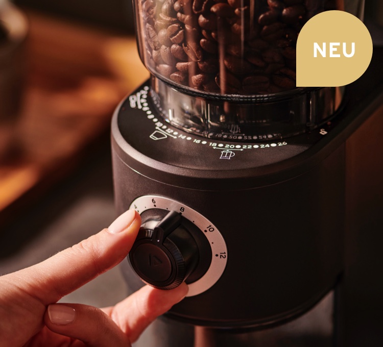 Elektrische und manuelle Kaffeemühen von Tchibo auf einer Küchentheke