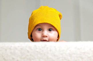 Leichte Fleece-Mütze mit angenähten Schnüren für Babies.