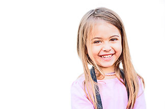 Bunte T-Shirts mit verspielten Details stehen bei Kindern hoch im Kurs.
