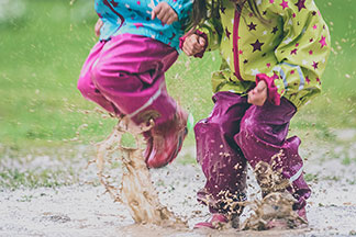 So macht Spielen im Regen richtig Spaß: Kinderhosen für Regen, Nässe und Kälte