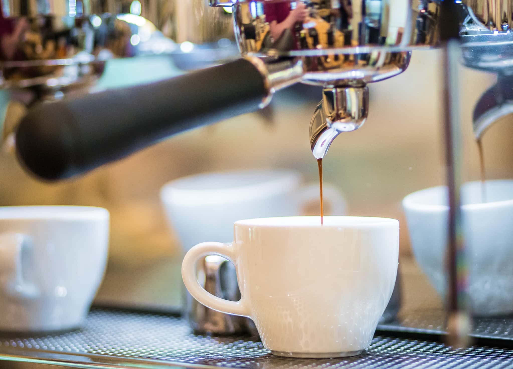 Kaffee läuft aus einenem Siebträger in eine Maschine